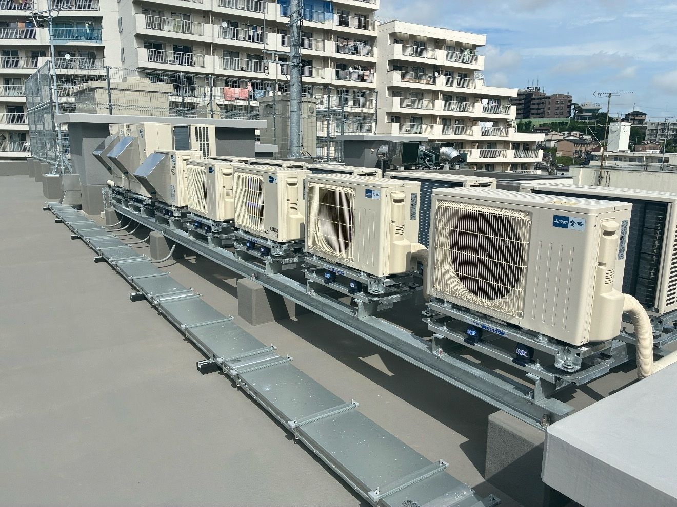 屋上の室外機とマンション