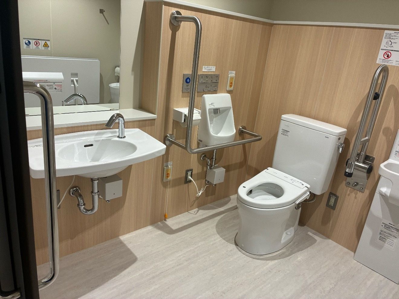 リニューアル後のトイレと洗面