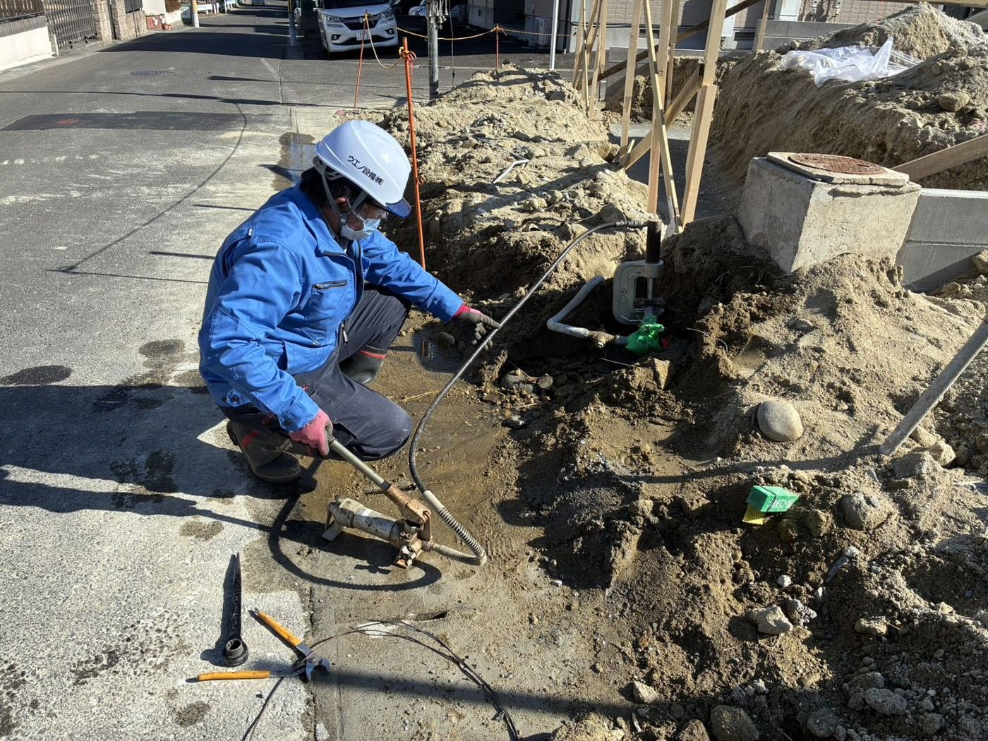 屋外での配管作業