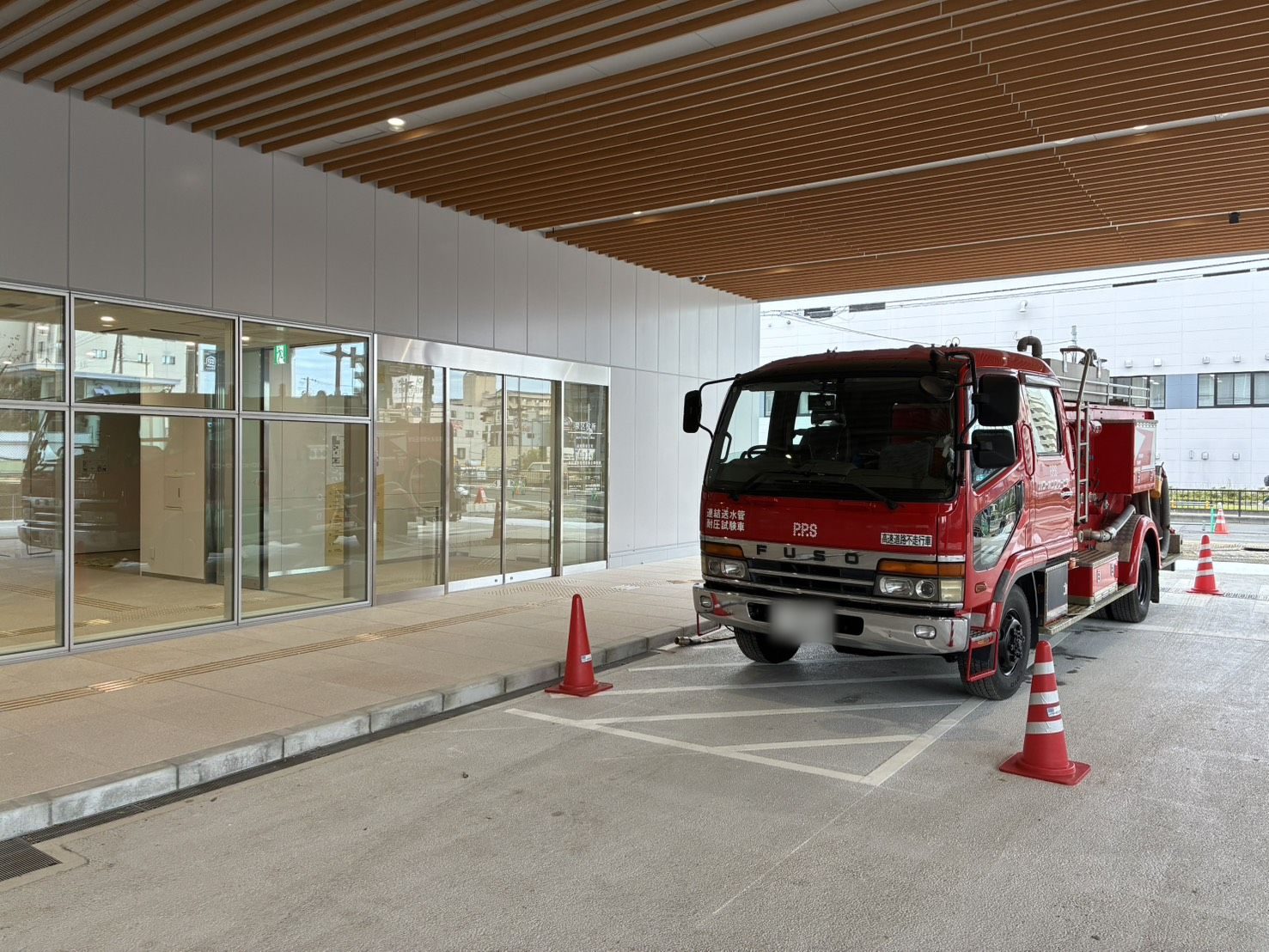 ポンプ車と建物